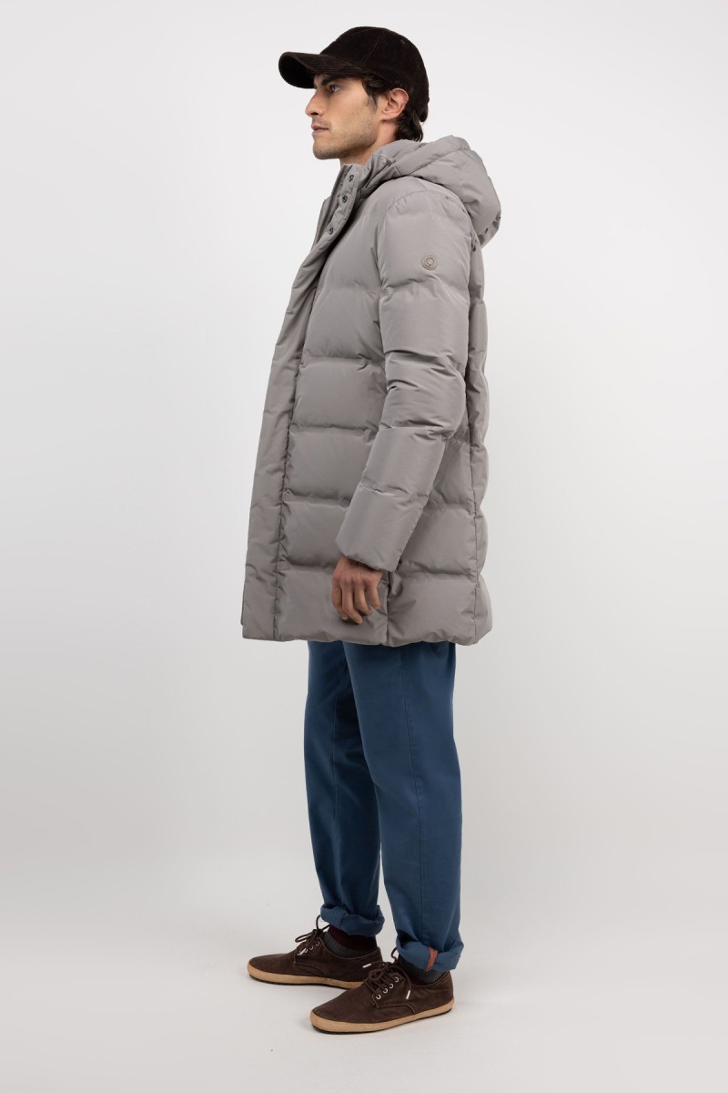  Abrigo largo acolchado en beige, diseño envolvente y funcionalidad térmica para afrontar el frío con estilo. 