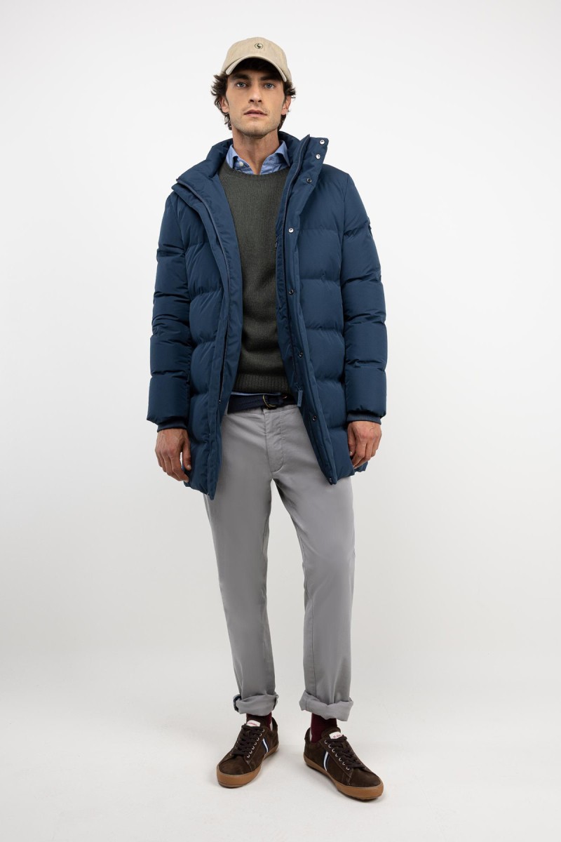  Abrigo largo acolchado en azul, con diseño envolvente y estilo sobrio para enfrentar el frío con elegancia. 