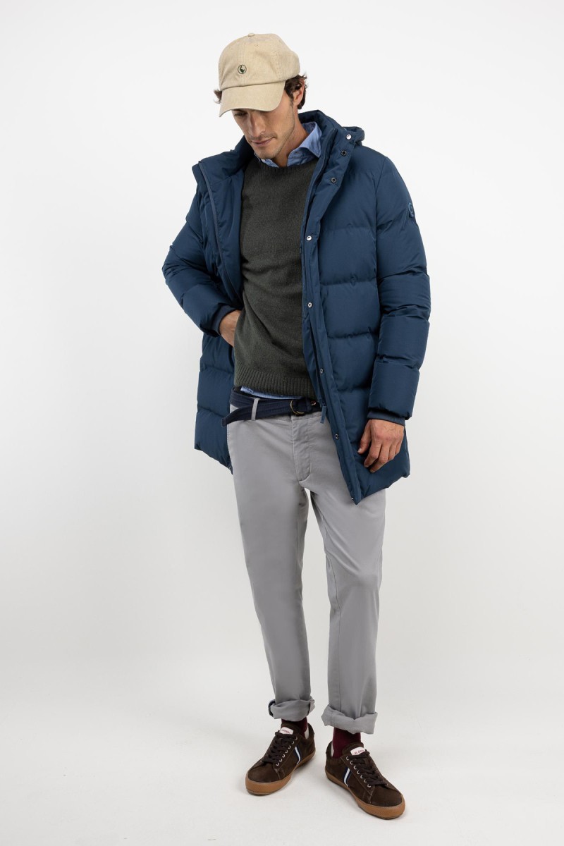  Abrigo largo acolchado en azul, con diseño envolvente y estilo sobrio para enfrentar el frío con elegancia. 