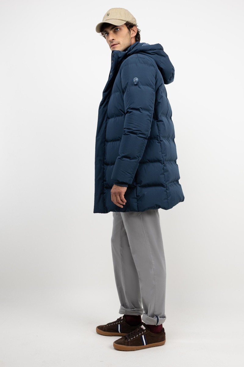  Abrigo largo acolchado en azul, con diseño envolvente y estilo sobrio para enfrentar el frío con elegancia. 