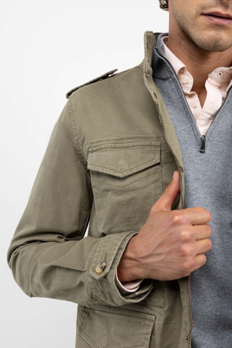  Chaqueta tipo field en verde con estilo militar, bolsillos funcionales y corte sobrio pensado para el día a día. 