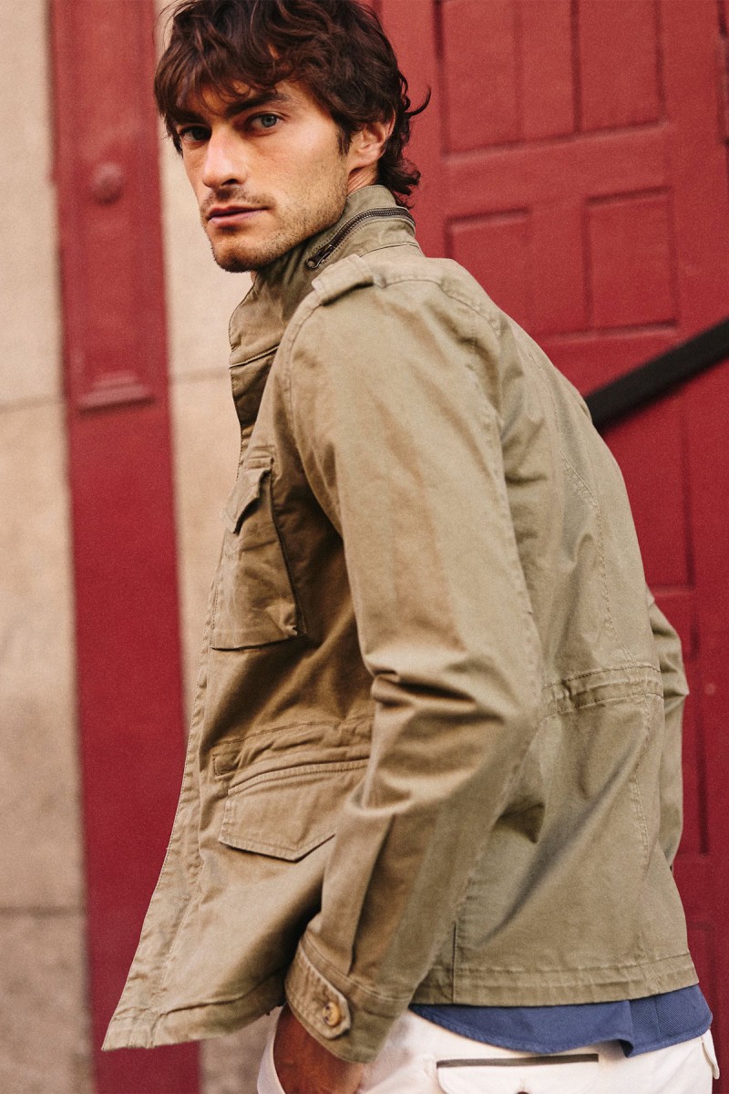  Chaqueta tipo field en verde con estilo militar, bolsillos funcionales y corte sobrio pensado para el día a día. 