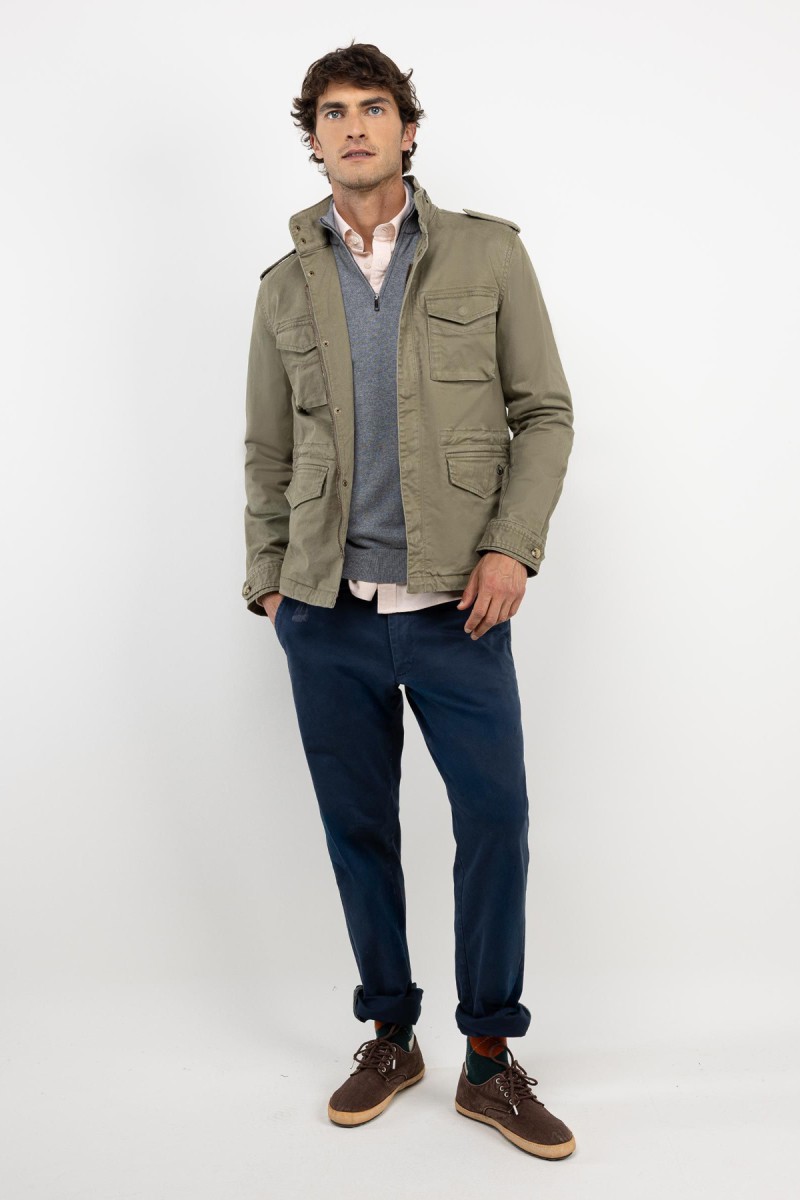 Chaqueta tipo field en verde con estilo militar, bolsillos funcionales y corte sobrio pensado para el día a día. 