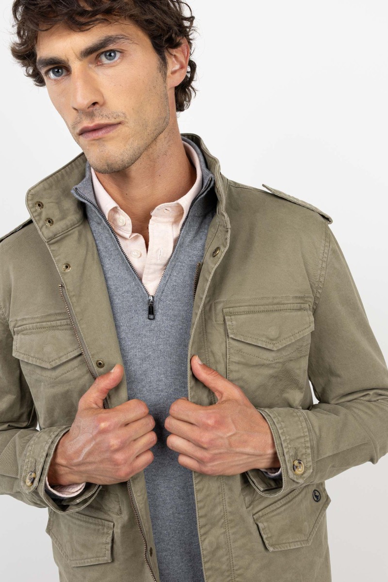  Chaqueta tipo field en verde con estilo militar, bolsillos funcionales y corte sobrio pensado para el día a día. 