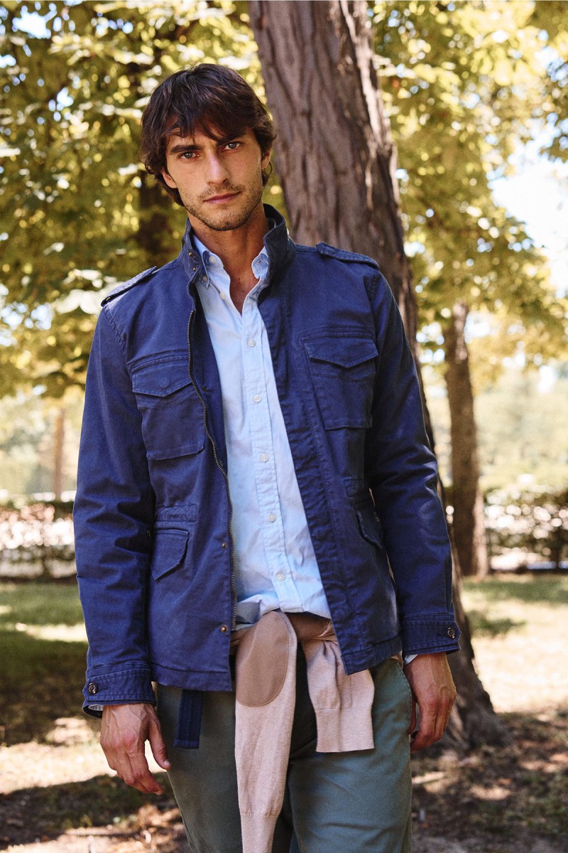  Chaqueta tipo field en azul marino, con estilo utilitario, bolsillos funcionales y corte práctico pensado para combinar con tus looks diarios.  2