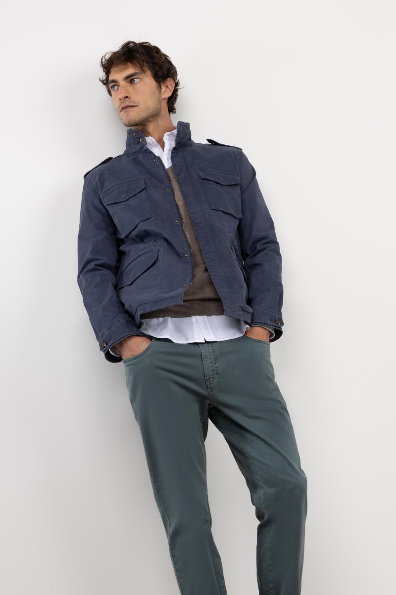  Chaqueta tipo field en azul marino, con estilo utilitario, bolsillos funcionales y corte práctico pensado para combinar con tus looks diarios. 