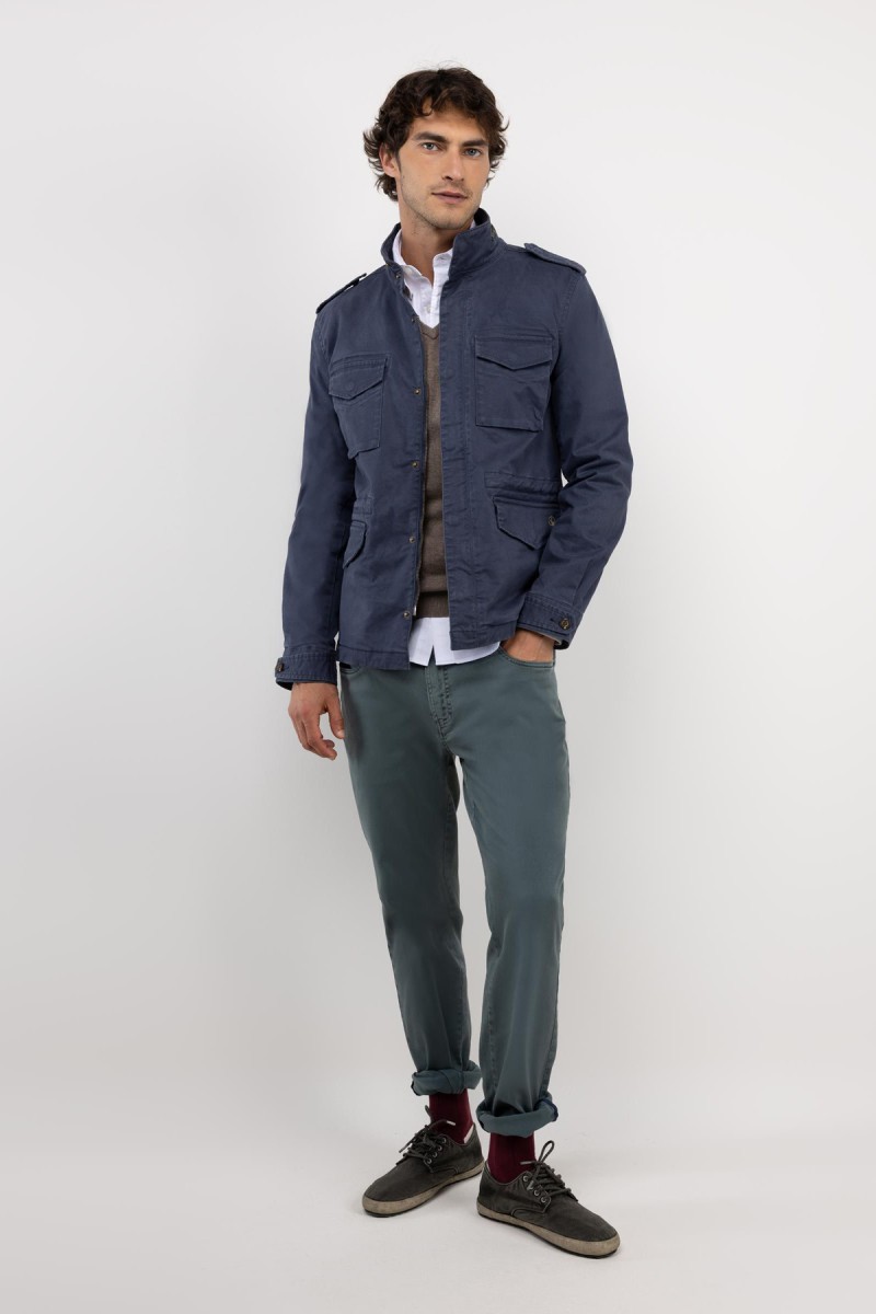 Chaqueta tipo field en azul marino, con estilo utilitario, bolsillos funcionales y corte práctico pensado para combinar con tus looks diarios. 