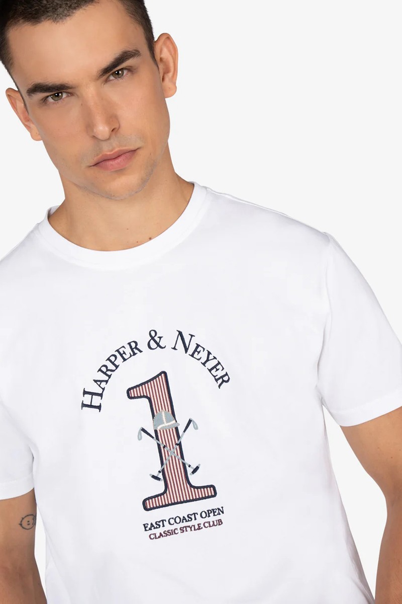 Camiseta de algodón con diseño elegante y estampado frontal de inspiración universitaria, ideal para un look casual con carácter.  2