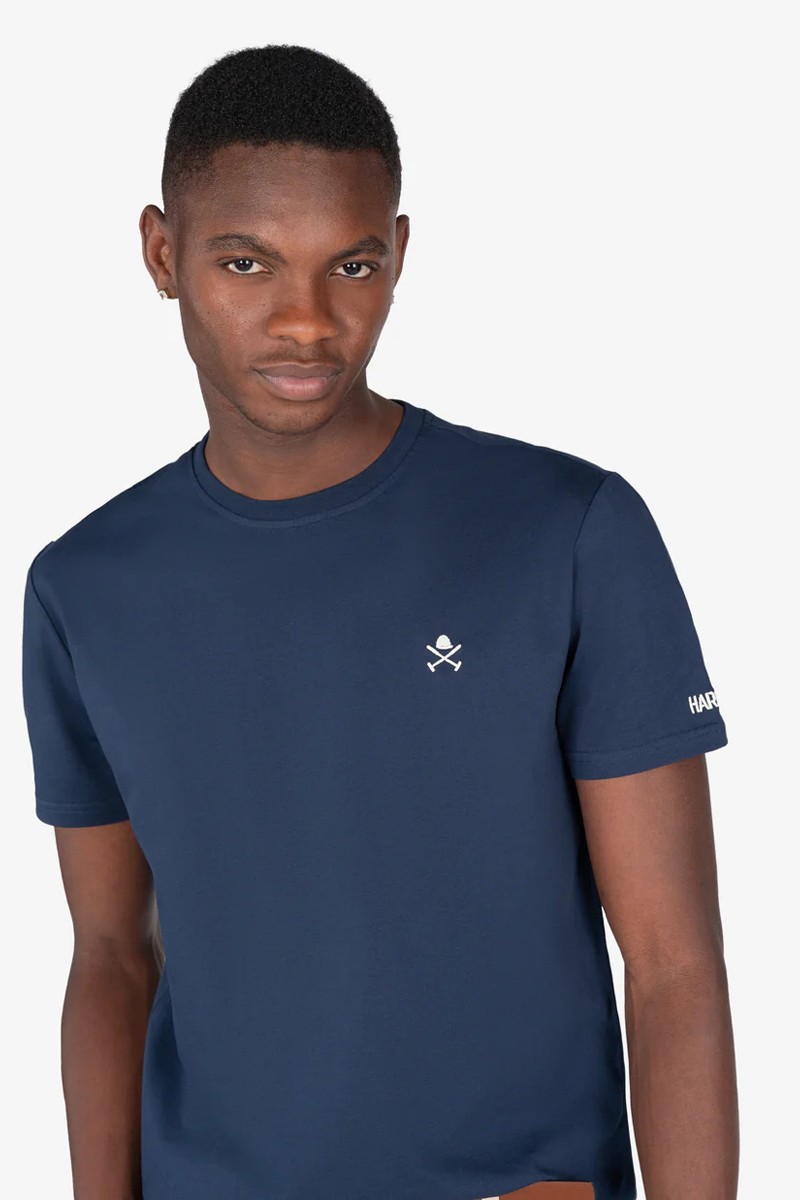 Camiseta en algodón con estampado frontal de estilo universitario, ideal para un look casual con carácter.  2