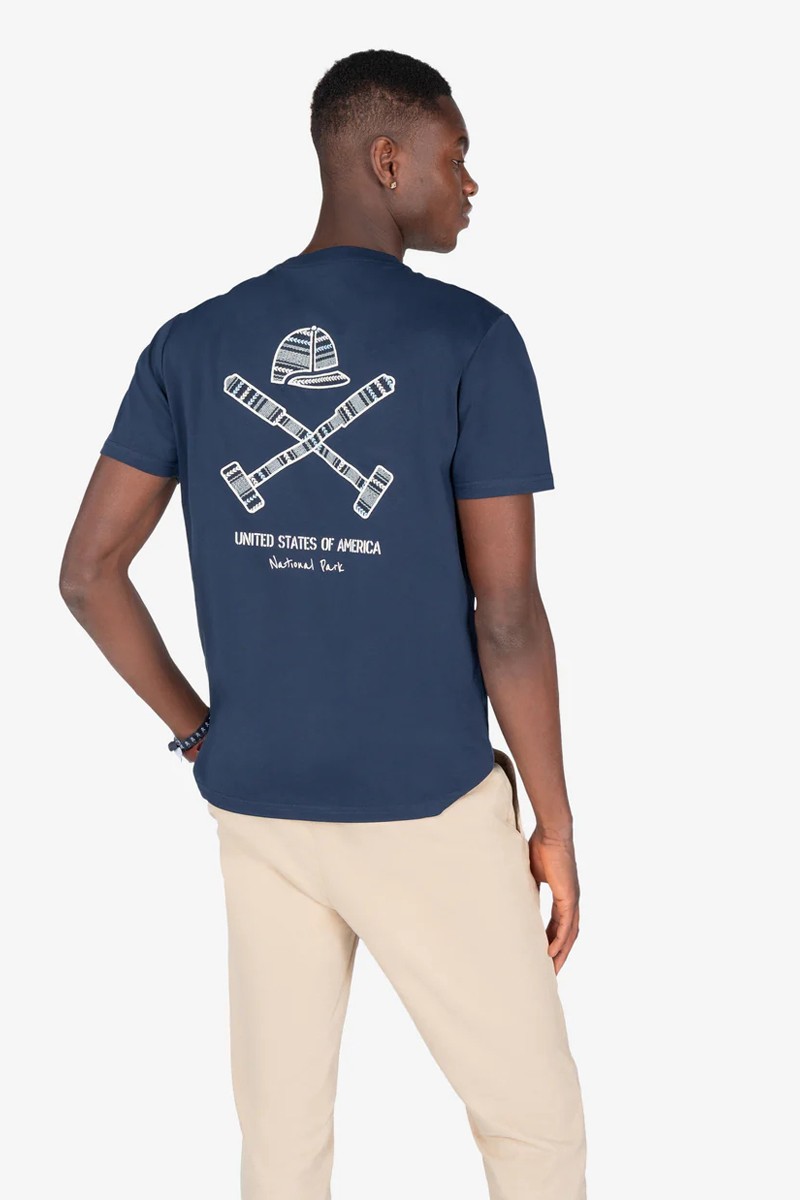 Camiseta en algodón con estampado frontal de estilo universitario, ideal para un look casual con carácter.