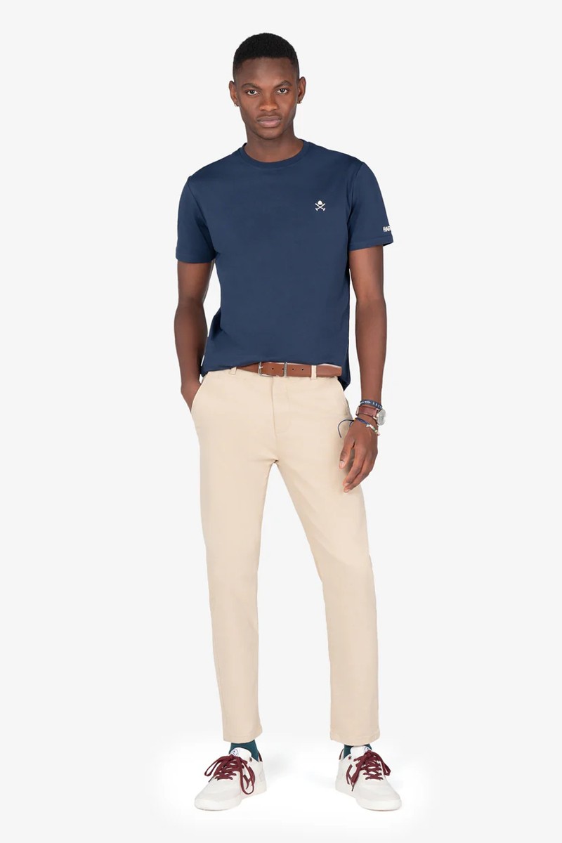  Camiseta en algodón con estampado frontal de estilo universitario, ideal para un look casual con carácter. 