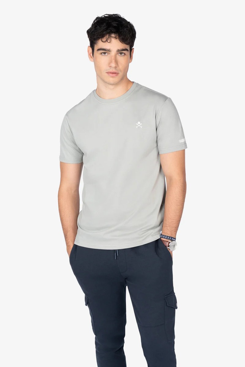  Camiseta con estampado frontal, confeccionada en algodón suave con diseño versátil para tu fondo de armario.  2