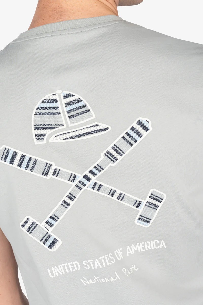  Camiseta con estampado frontal, confeccionada en algodón suave con diseño versátil para tu fondo de armario. 