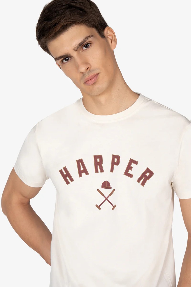 Camiseta en algodón con diseño gráfico inspirado en el estilo “New England”, ideal para looks casuales con identidad.  2