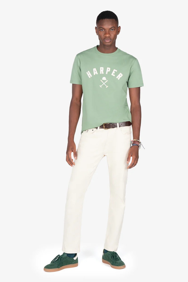  Camiseta de algodón con diseño gráfico inspirado en el estilo “New England”, perfecta para combinar con tu fondo de armario diario. 