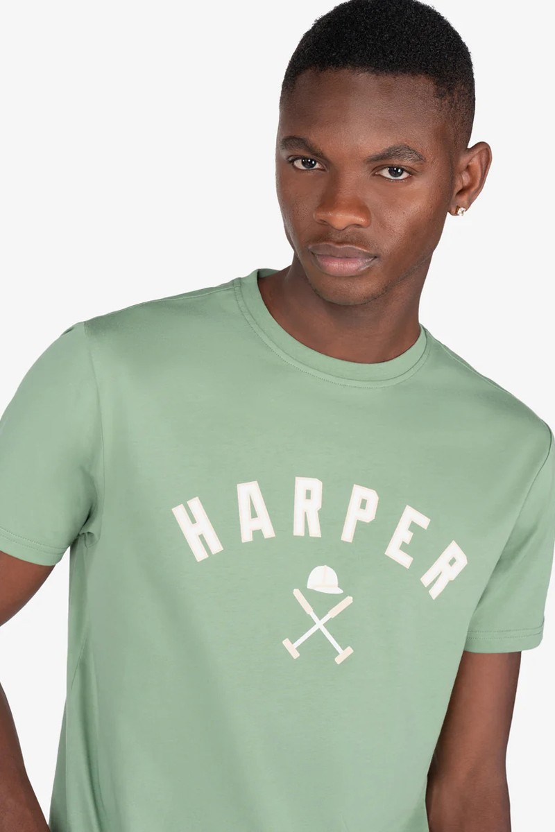 Camiseta de algodón con diseño gráfico inspirado en el estilo “New England”, perfecta para combinar con tu fondo de armario diario.  2