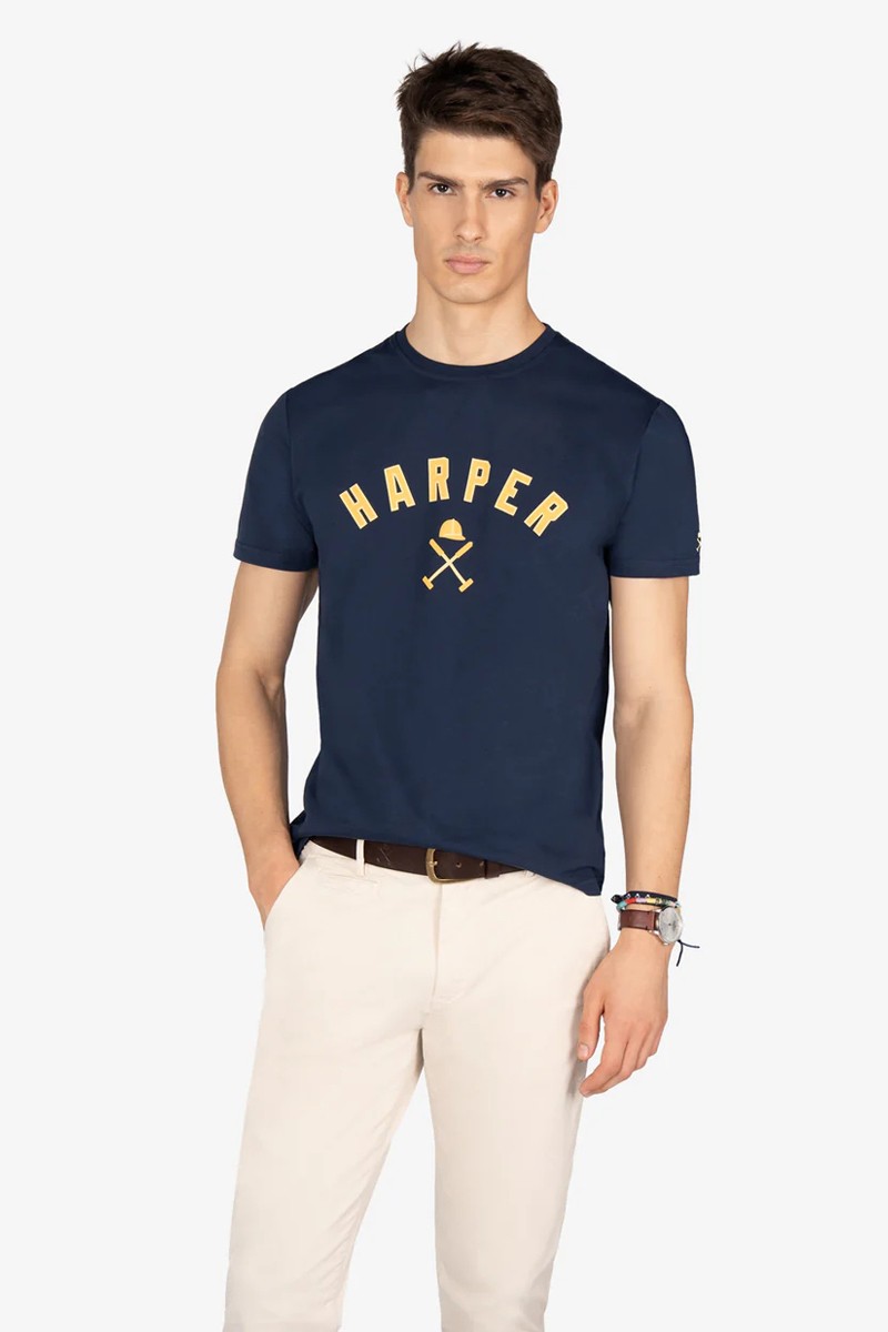  Camiseta de algodón con estilo gráfico inspirado en el tema “New England”, diseñada para looks informales con personalidad. 