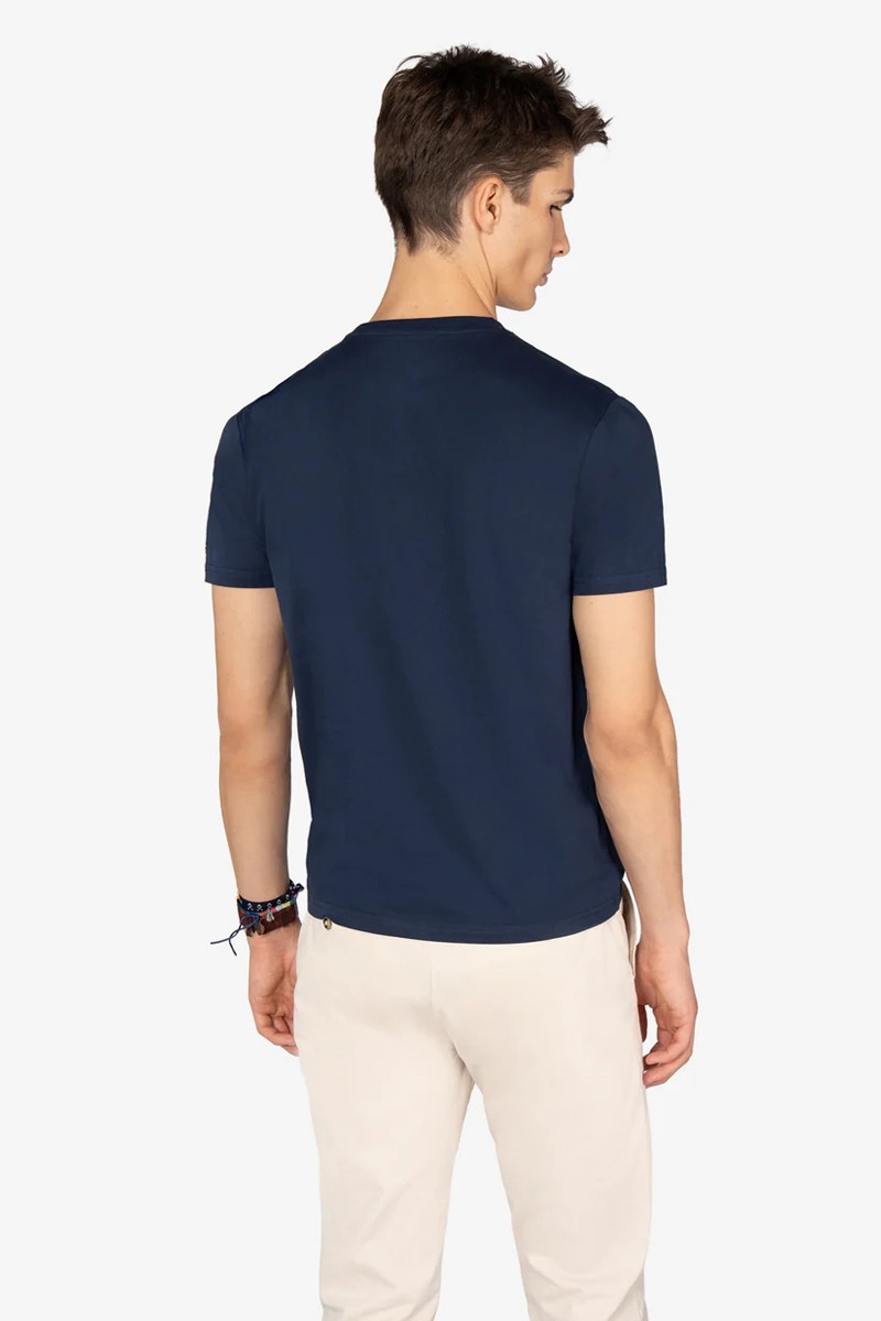 Camiseta de algodón con estilo gráfico inspirado en el tema “New England”, diseñada para looks informales con personalidad.  2