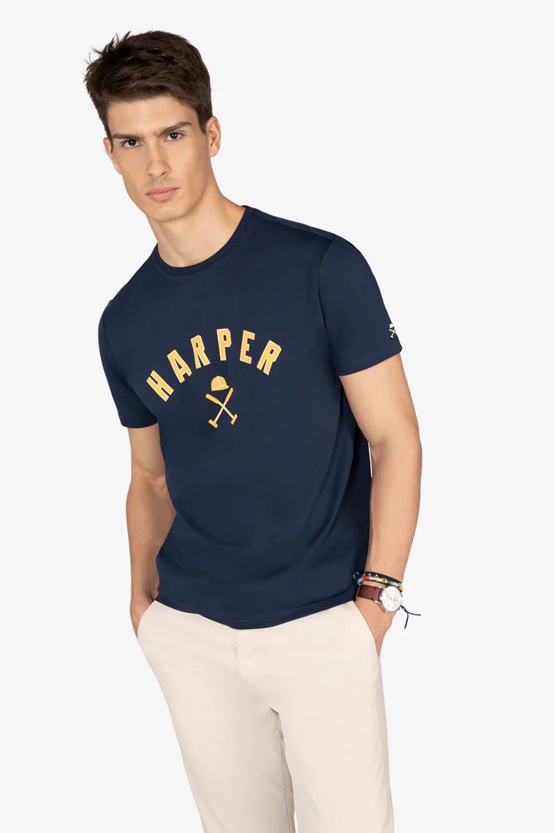  Camiseta de algodón con estilo gráfico inspirado en el tema “New England”, diseñada para looks informales con personalidad. 