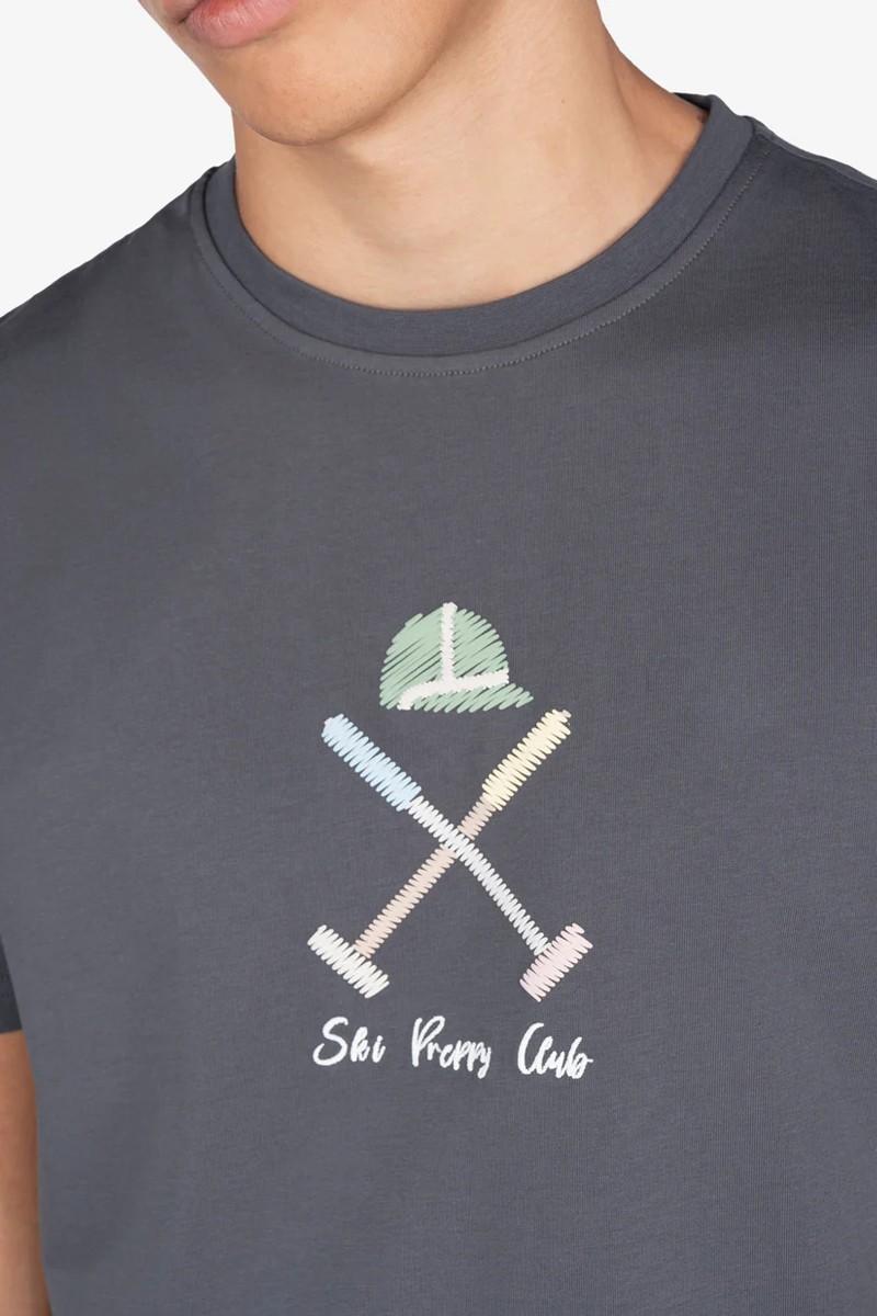  Camiseta en algodón con diseño versátil y logo frontal bordado. Ideal para looks informales con carácter discreto. 