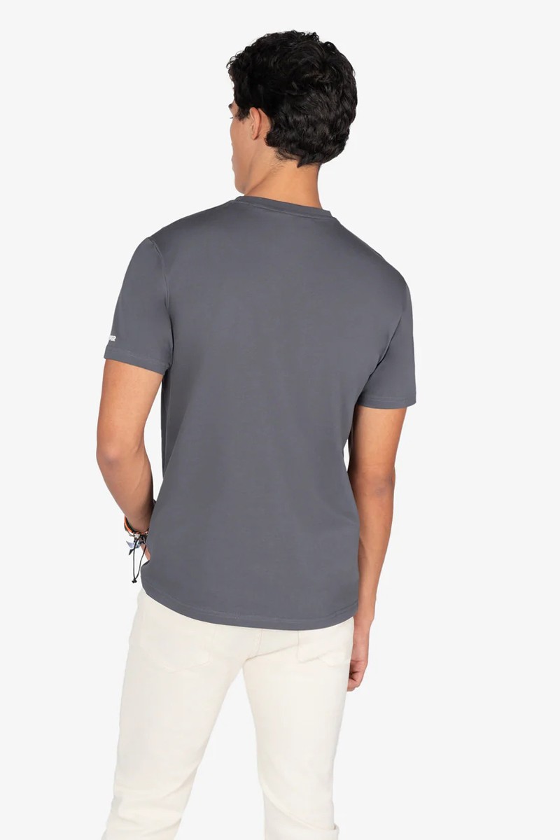  Camiseta en algodón con diseño versátil y logo frontal bordado. Ideal para looks informales con carácter discreto. 