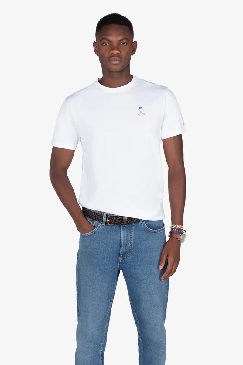  Camiseta en algodón con diseño limpio y estampado trasero con inspiración apeski, ideal para un look casual con actitud. 