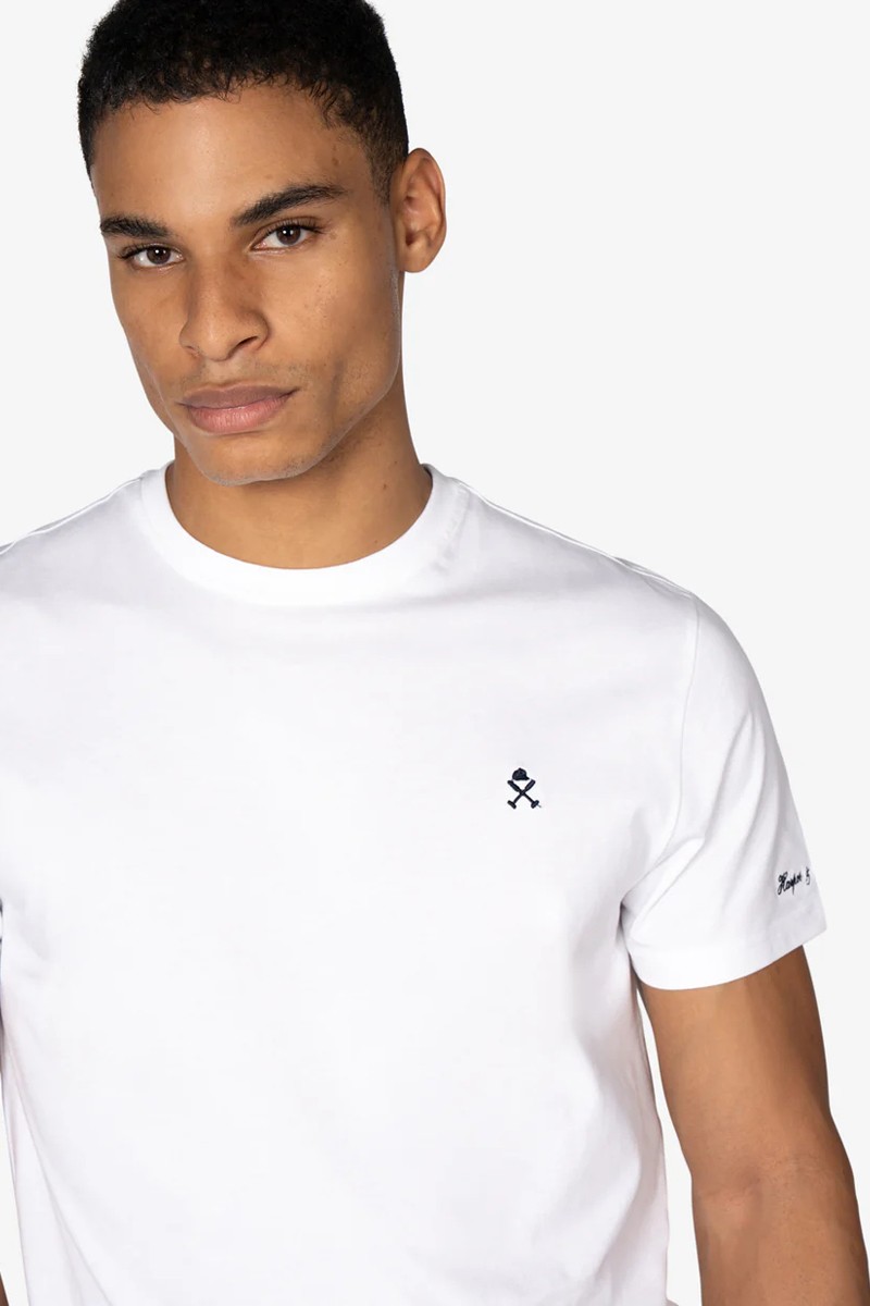 Camiseta de algodón con diseño limpio y logo bordado discreto en el pecho. Una prenda versátil para tu fondo de armario.  2