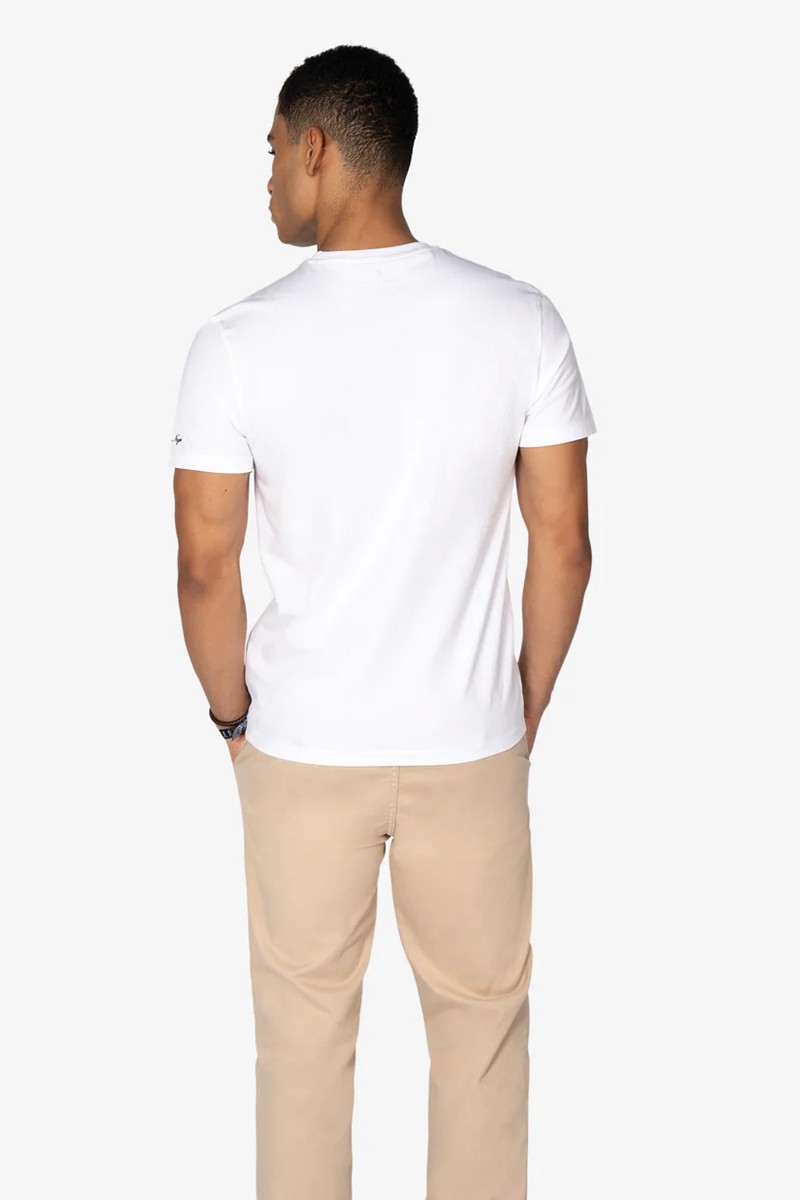  Camiseta de algodón con diseño limpio y logo bordado discreto en el pecho. Una prenda versátil para tu fondo de armario. 