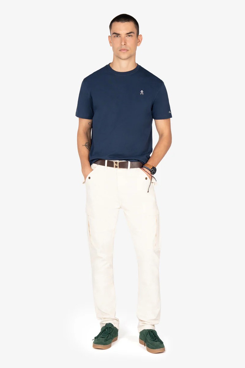  Camiseta de algodón con logo bordado discreto en el pecho. Una prenda base versátil y con personalidad. 