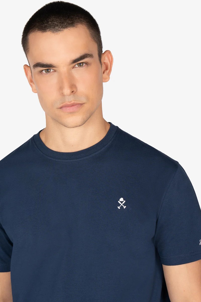 Camiseta de algodón con logo bordado discreto en el pecho. Una prenda base versátil y con personalidad.  2