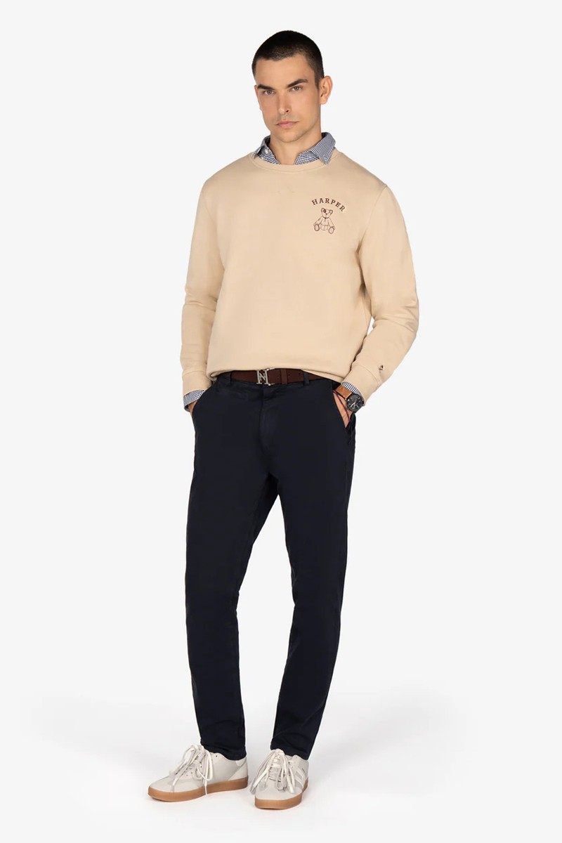 Sudadera con diseño clásico y aire universitario, mezcla de tejidos suave y detalles gráficos que suman carácter a tu look.