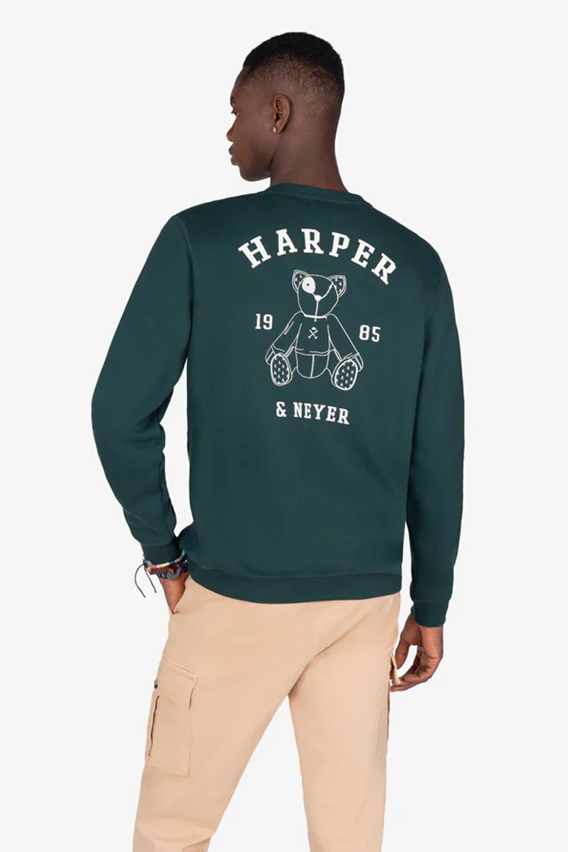  Sudadera de corte clásico con estética universitaria, detalles en canalé en puños y bajo, y gráficos distintivos que le aportan carácter. 