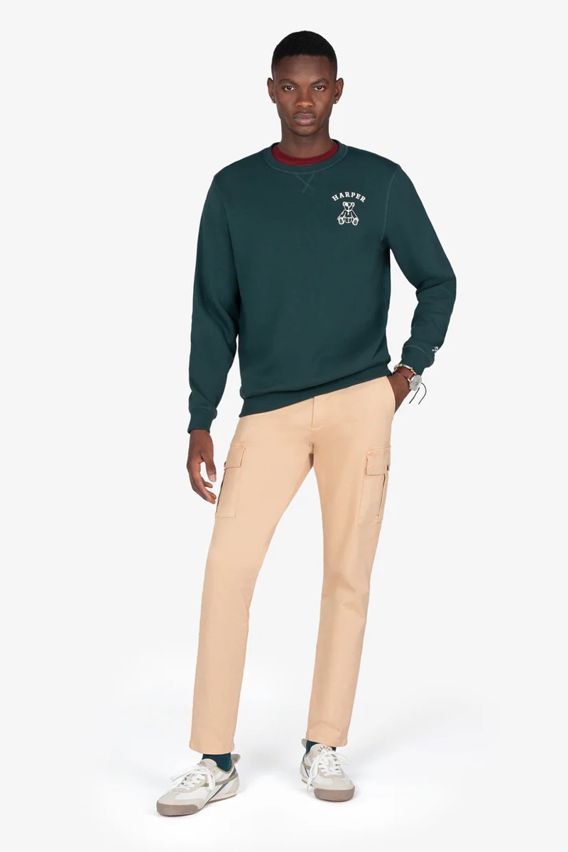 Sudadera de corte clásico con estética universitaria, detalles en canalé en puños y bajo, y gráficos distintivos que le aportan carácter.
