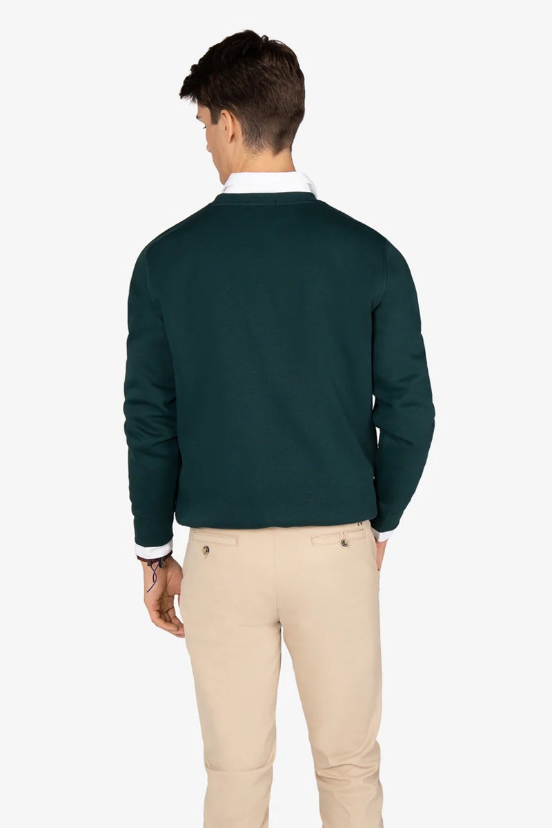  Sudadera de corte clásico con estampado frontal de estilo universitario, cuello redondo con refuerzo y tejido suave de uso diario. 