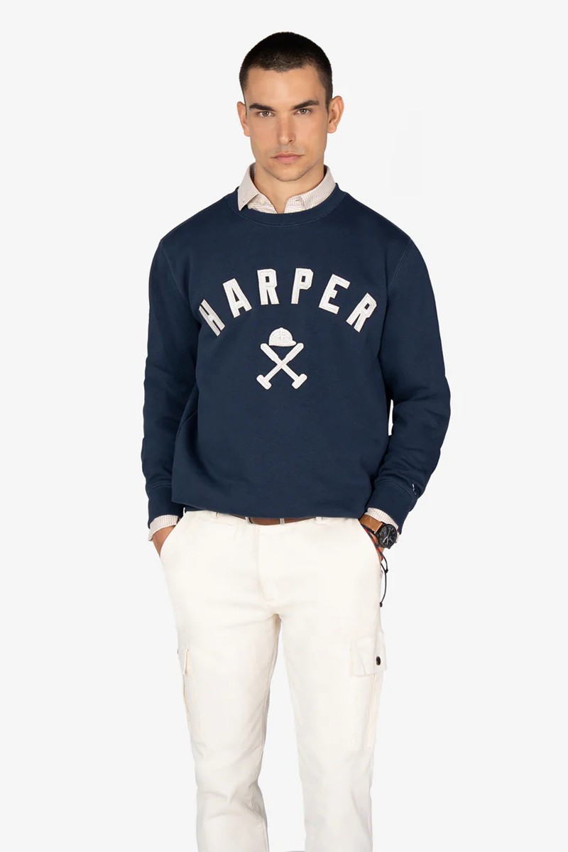 Sudadera de estilo college, con tejido suave y diseño gráfico frontal que aporta carácter y versatilidad.