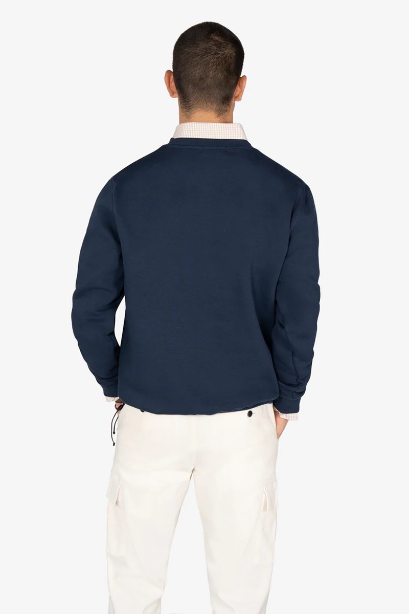  Sudadera de estilo college, con tejido suave y diseño gráfico frontal que aporta carácter y versatilidad. 