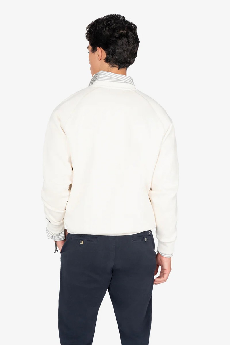  Sudadera de estilo clásico con logotipo discreto sobre fondo liso, confeccionada en mezcla suave de algodón con detalles acanalados para un acabado limpio. 