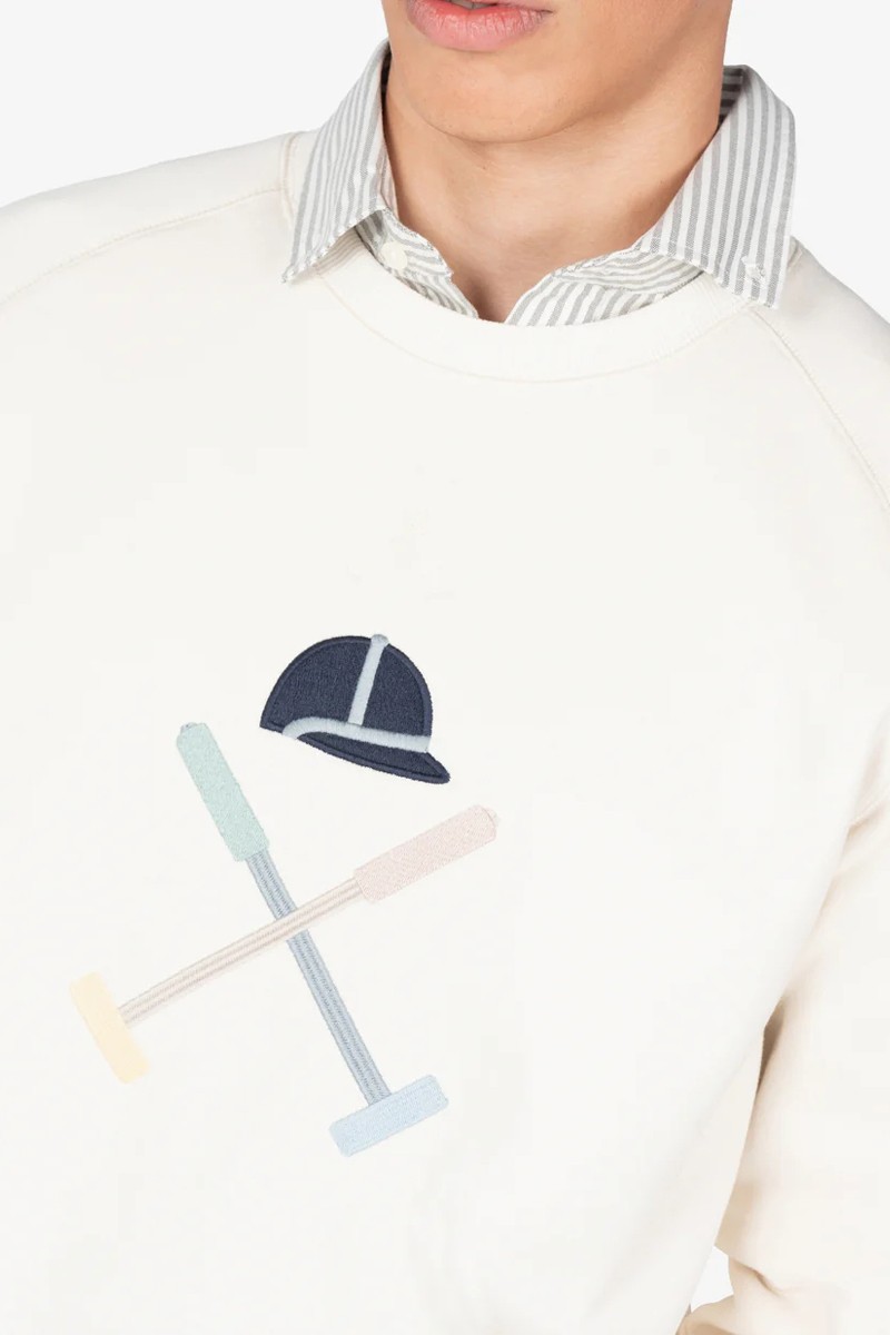 Sudadera de estilo clásico con logotipo discreto sobre fondo liso, confeccionada en mezcla suave de algodón con detalles acanalados para un acabado limpio.  2