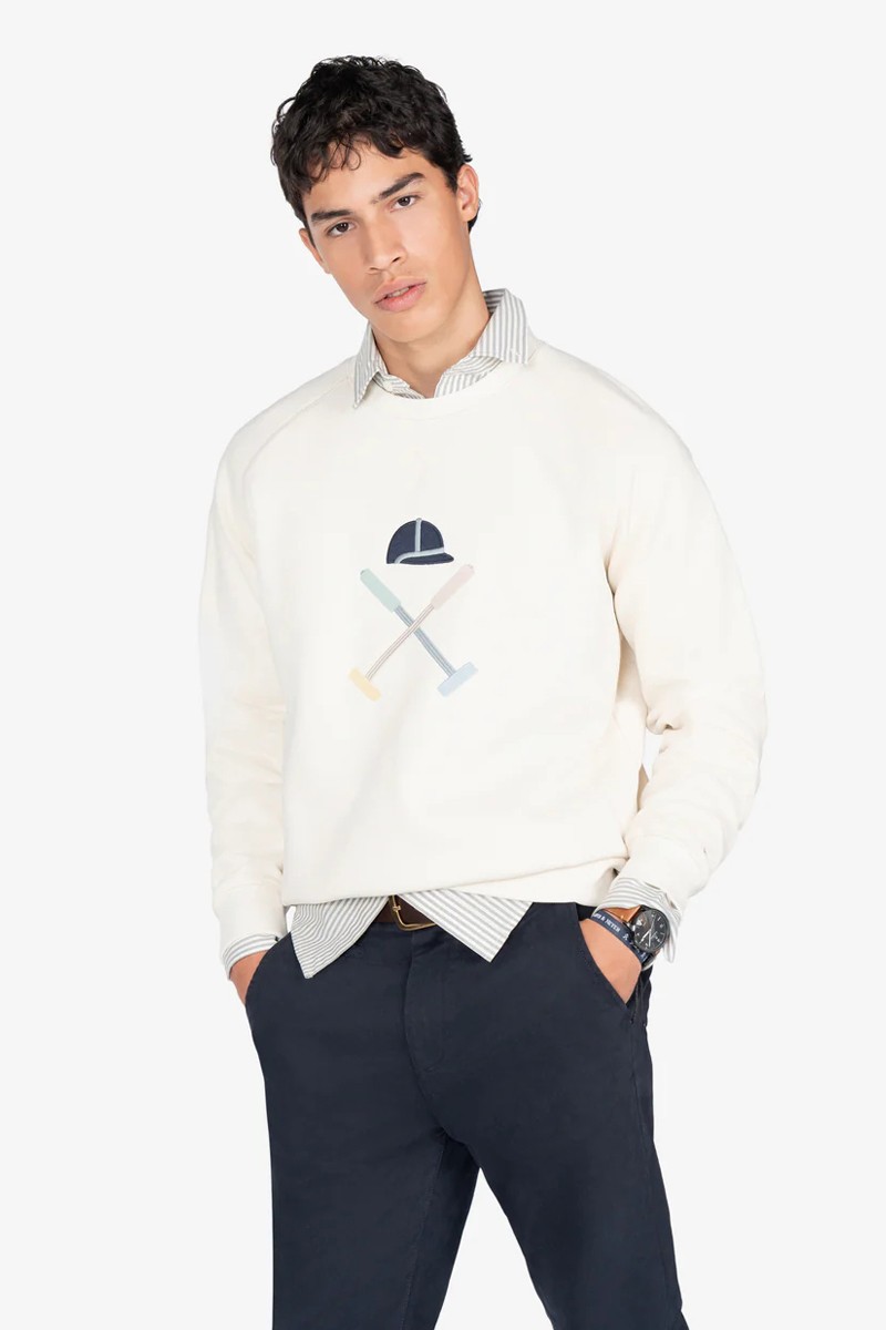  Sudadera de estilo clásico con logotipo discreto sobre fondo liso, confeccionada en mezcla suave de algodón con detalles acanalados para un acabado limpio. 