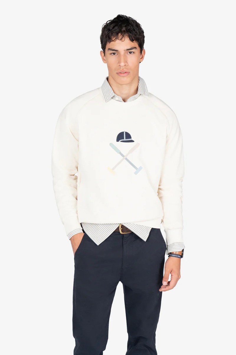 Sudadera de estilo clásico con logotipo discreto sobre fondo liso, confeccionada en mezcla suave de algodón con detalles acanalados para un acabado limpio.