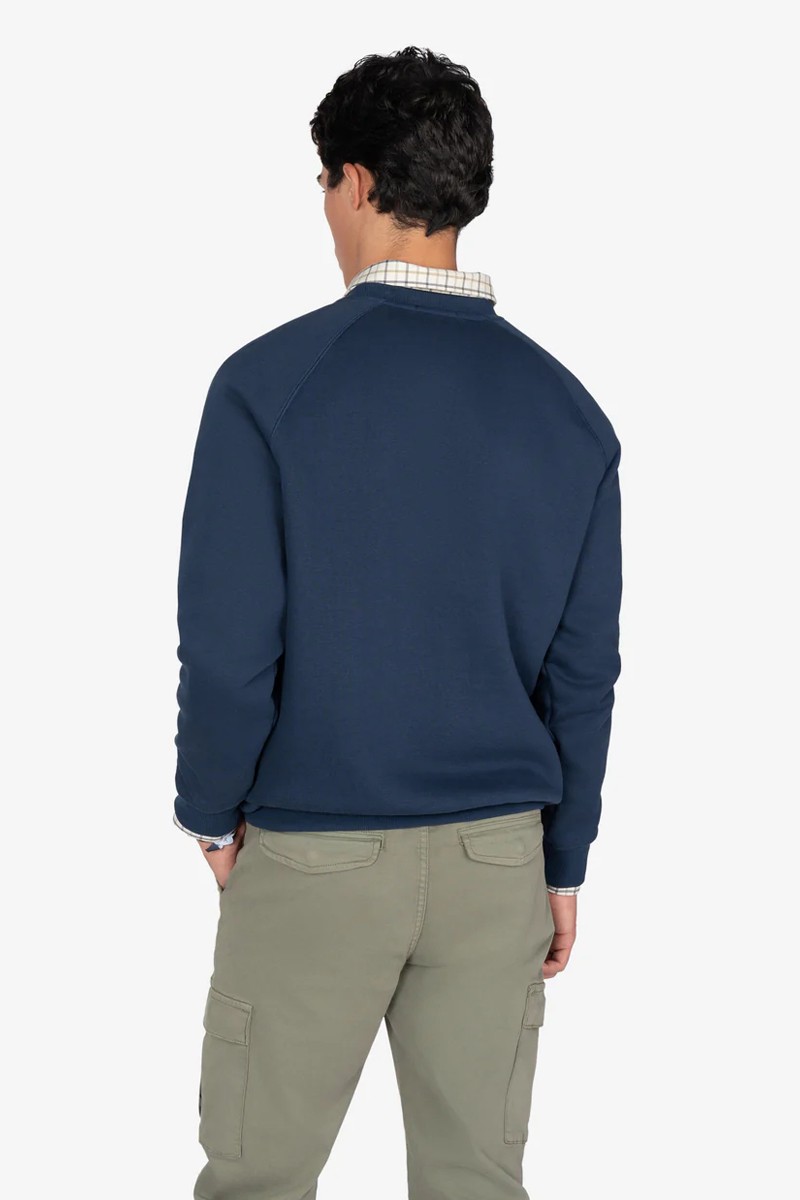  Sudadera de corte limpio con logotipo bordado, confeccionada en mezcla suave de algodón con acabados acanalados en puños y bajos. 