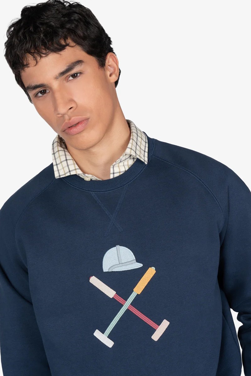 Sudadera de corte limpio con logotipo bordado, confeccionada en mezcla suave de algodón con acabados acanalados en puños y bajos.  2