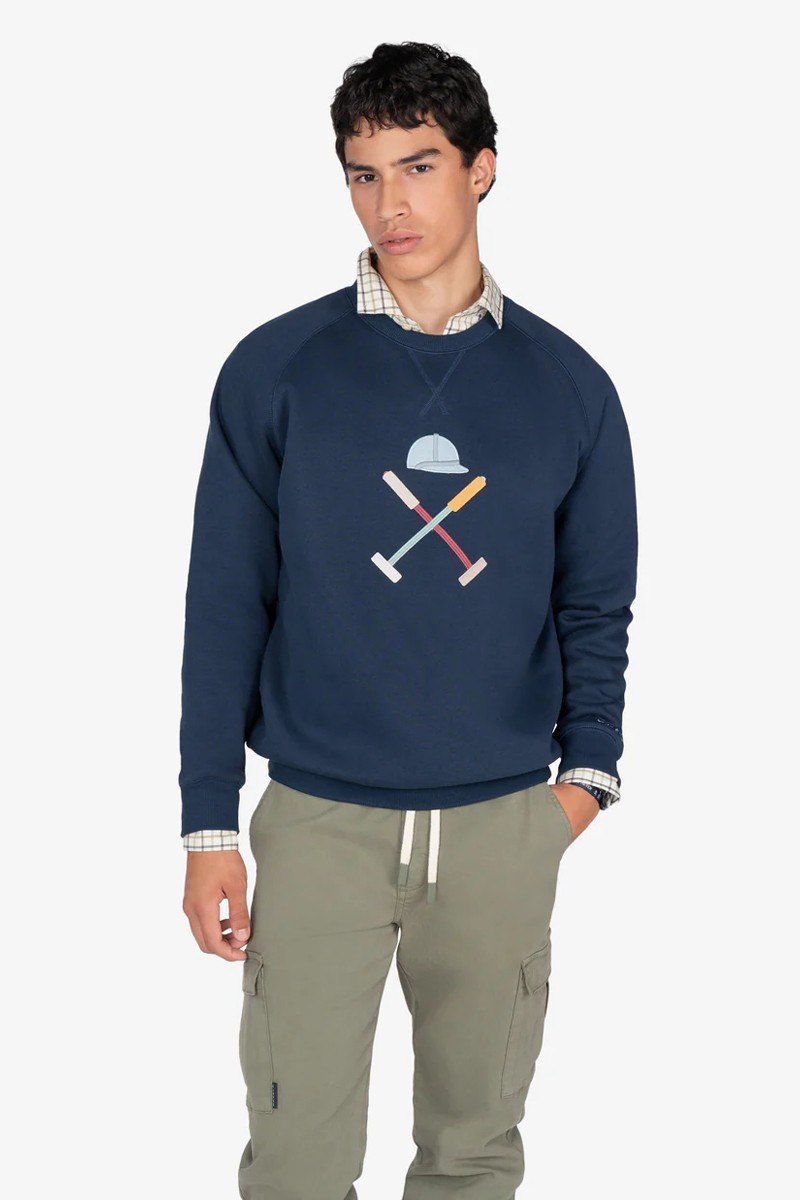 Sudadera de corte limpio con logotipo bordado, confeccionada en mezcla suave de algodón con acabados acanalados en puños y bajos.