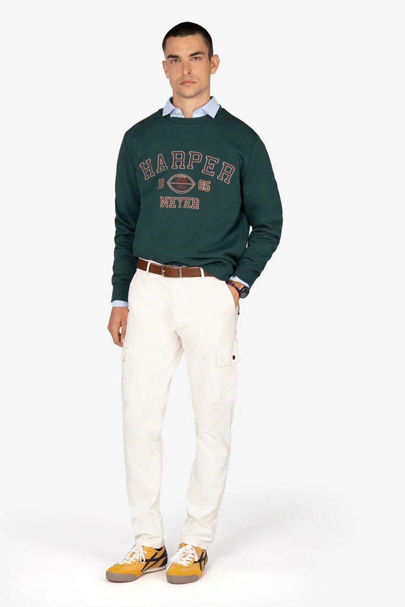 Sudadera con diseño universitario, mezcla de algodón y poliéster, detalles en contraste y acabado cómodo para uso diario.