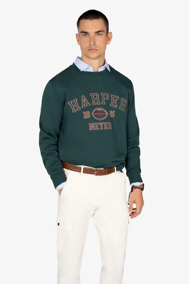 Sudadera con diseño universitario, mezcla de algodón y poliéster, detalles en contraste y acabado cómodo para uso diario.  2