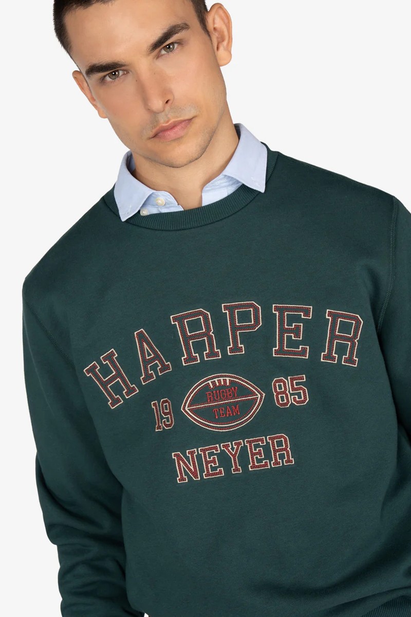  Sudadera con diseño universitario, mezcla de algodón y poliéster, detalles en contraste y acabado cómodo para uso diario. 