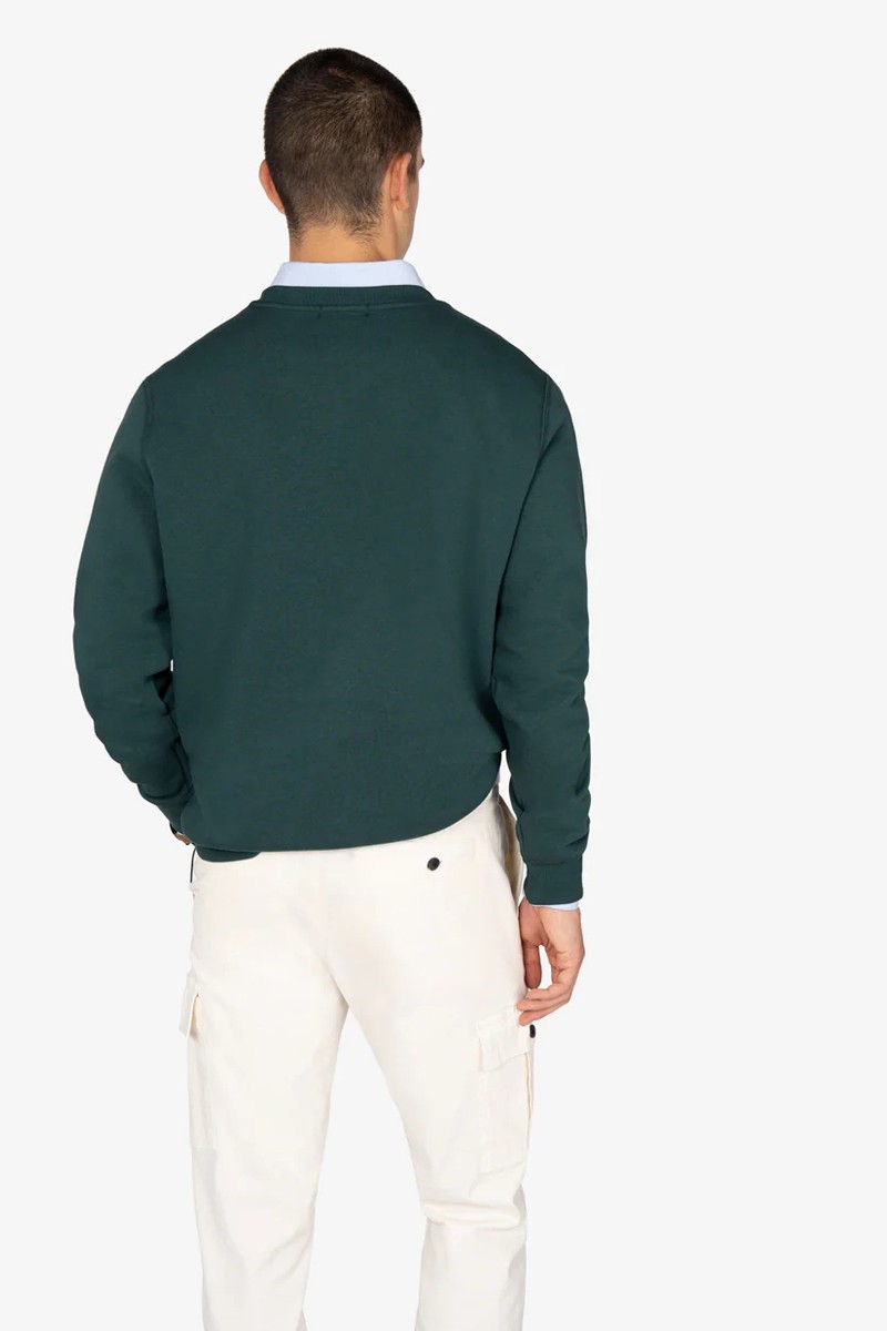  Sudadera con diseño universitario, mezcla de algodón y poliéster, detalles en contraste y acabado cómodo para uso diario. 