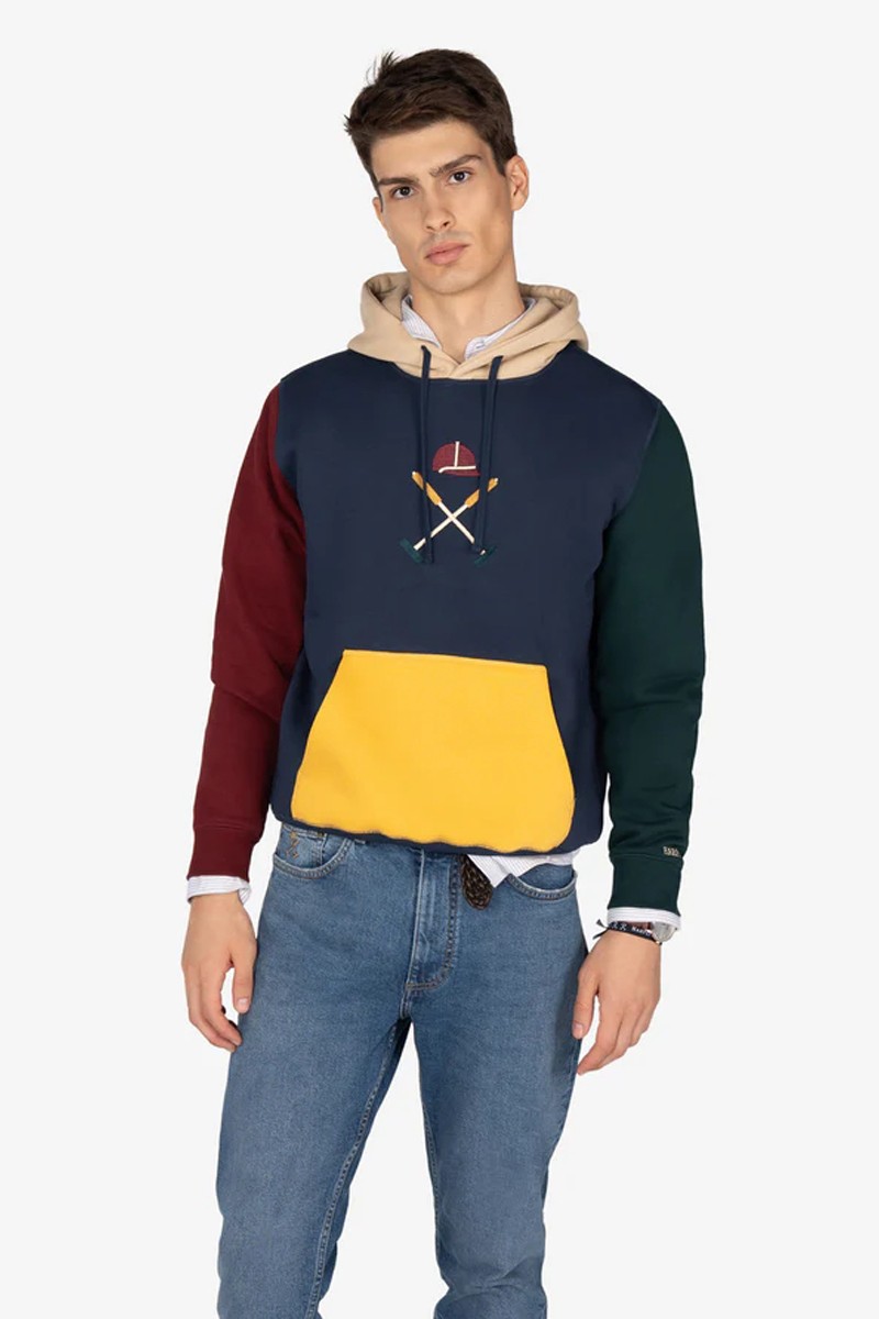 Sudadera multicolor con capucha contrastada, mezcla de tejidos y diseño audaz para destacar con estilo casual.