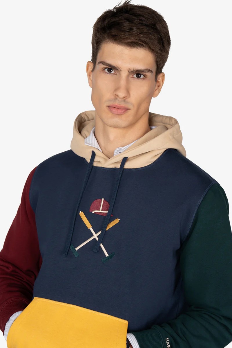 Sudadera multicolor con capucha contrastada, mezcla de tejidos y diseño audaz para destacar con estilo casual.  2