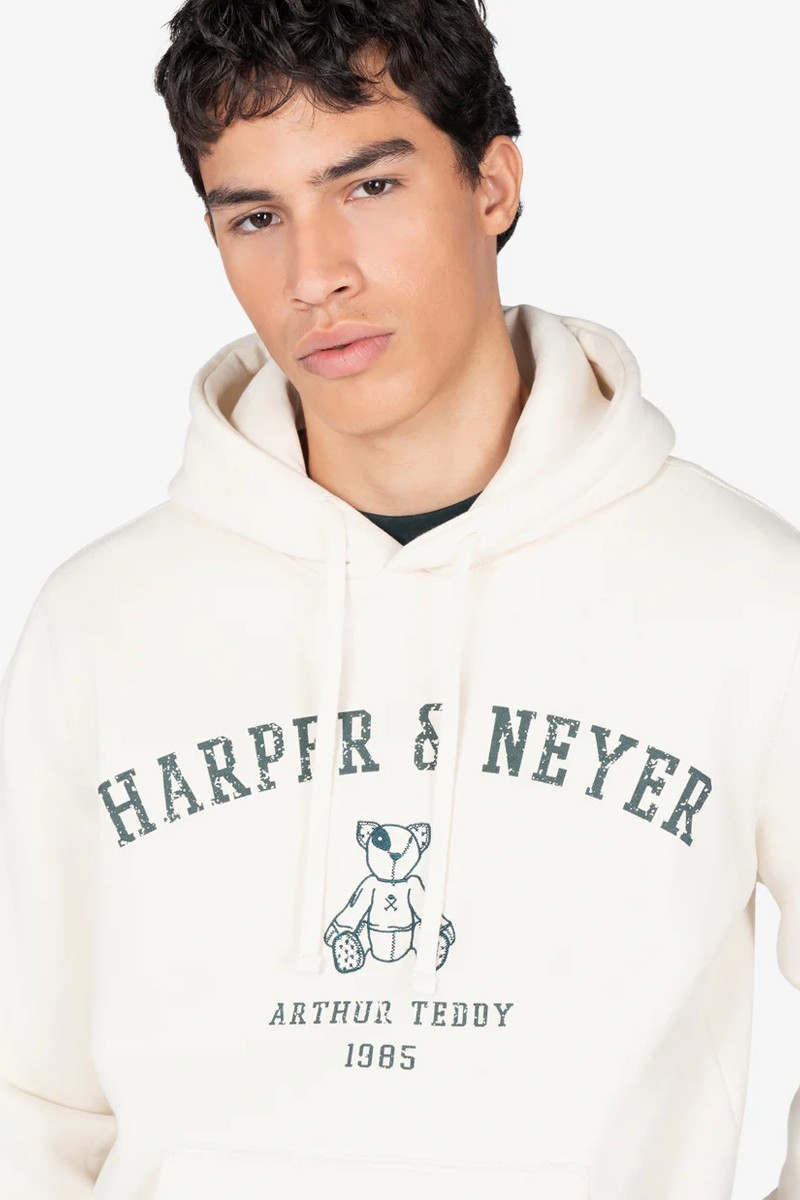  Sudadera de corte clásico con inspiración universitaria, jersey suave y acabado en canalé en puños, cuello y bajo. 